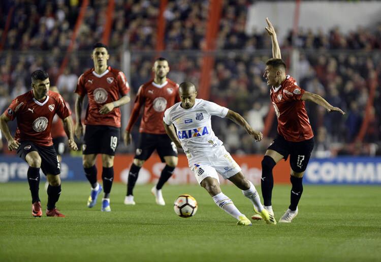 Sánchez maniobra anoche entre jugadores de Independiente.