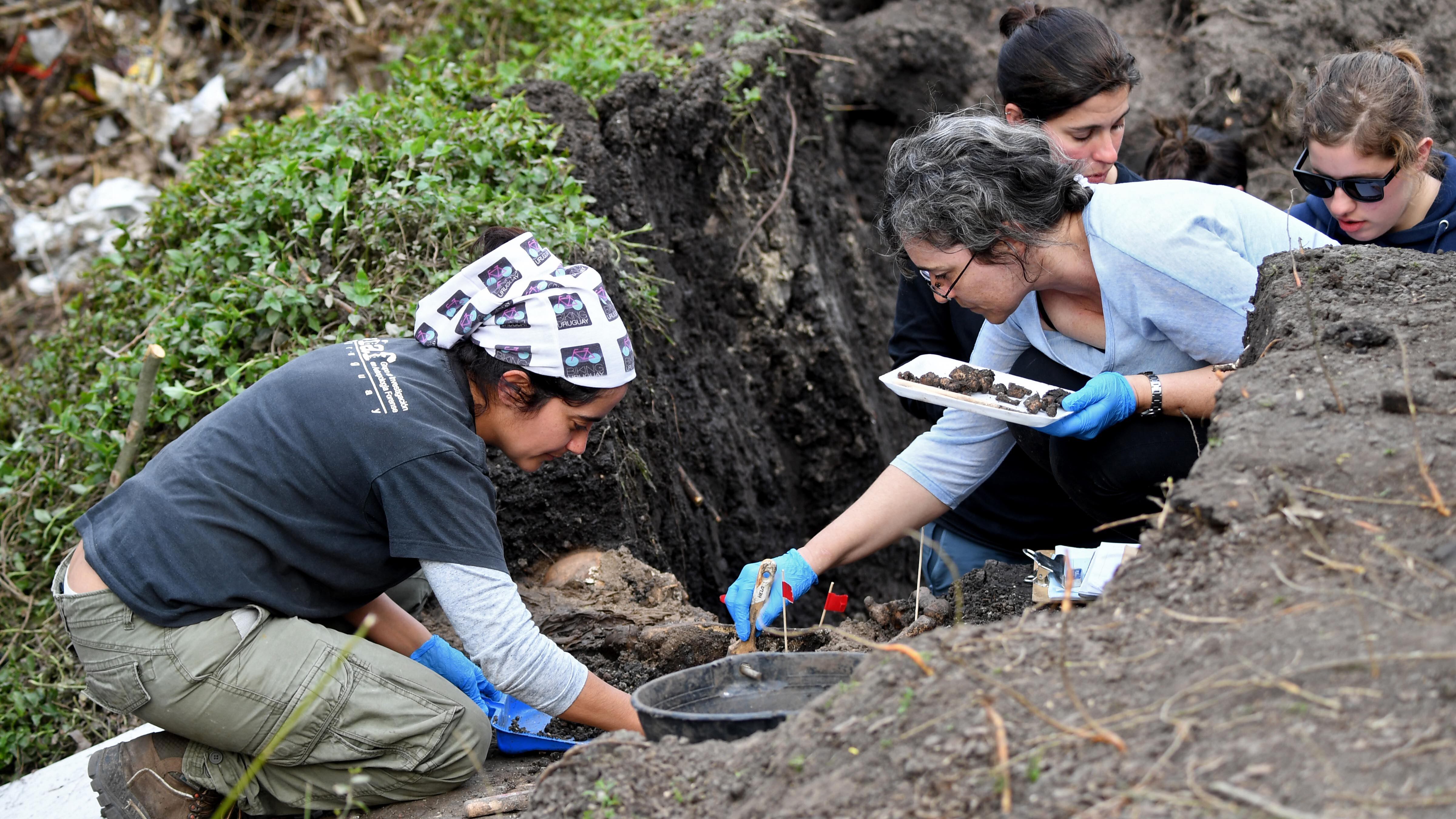 Alicia Lusiardo (der.) y miembros del equipo forense trabajan en el ex Batallón Nº13.
