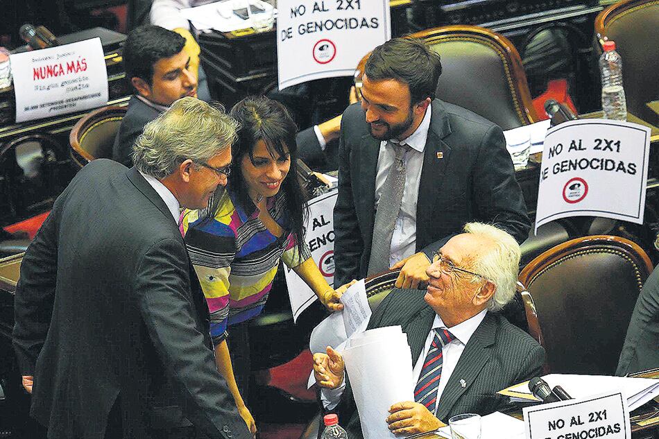 Los diputados Carlotto, Grosso, Recalde y Donda, en la sesión de ayer en la que se repudió la decisión de la Corte Suprema.