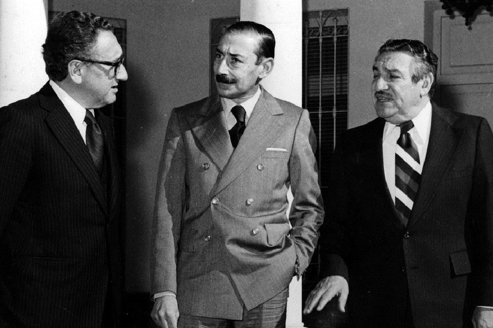 Kissinger, Videla y el embajador estadounidense en Argentina, Raul Castro.