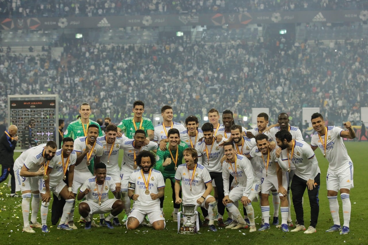 Los jugadores de Real Madrid con el trofeo