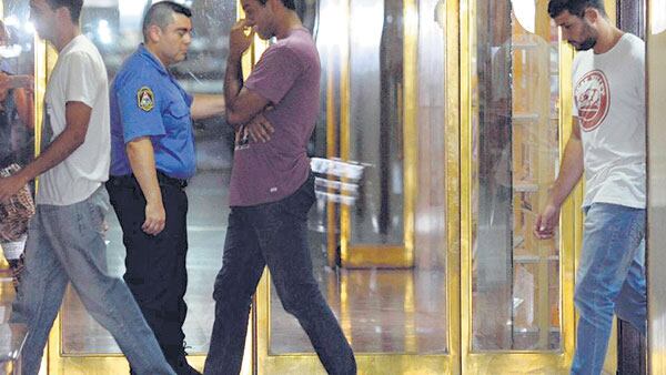 Tres de los jugadores del Unión Rugby Cuyo al salir libres y sobreseídos.