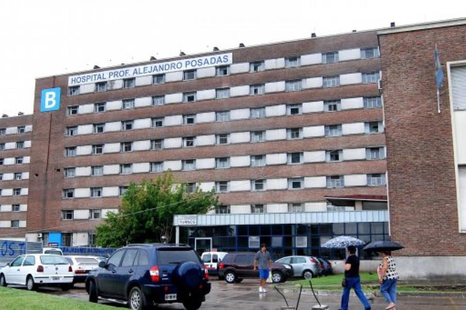 Alejandra Cabral fue trasladada al Hospital Posadas, donde falleció. 