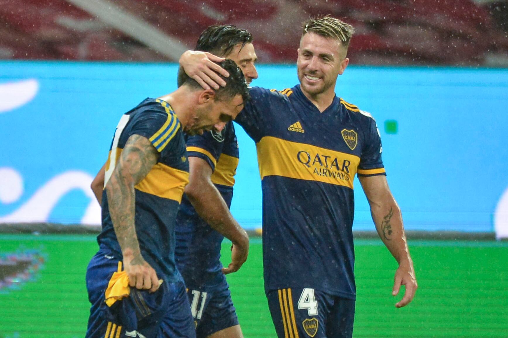 Tevez con la camiseta que El Diego usó durante su paso por Boca en 1981. La otra, la actual, en la mano derecha.