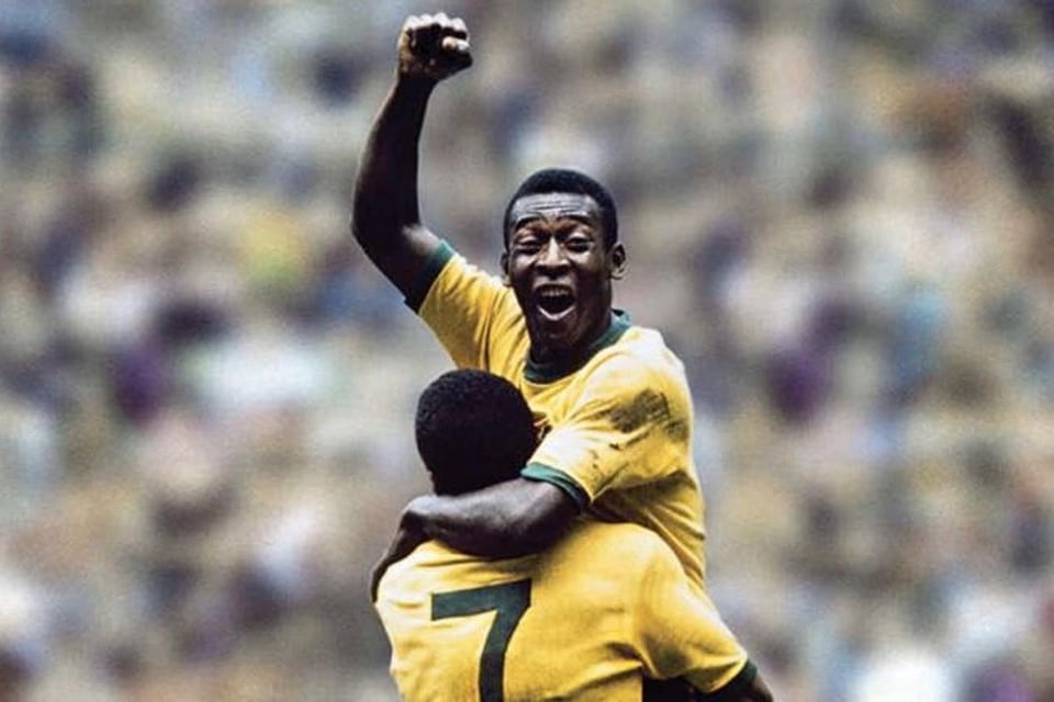 Pelé se abraza con Jairzinho tras meter el primer gol de la final del Mundial México 1970.