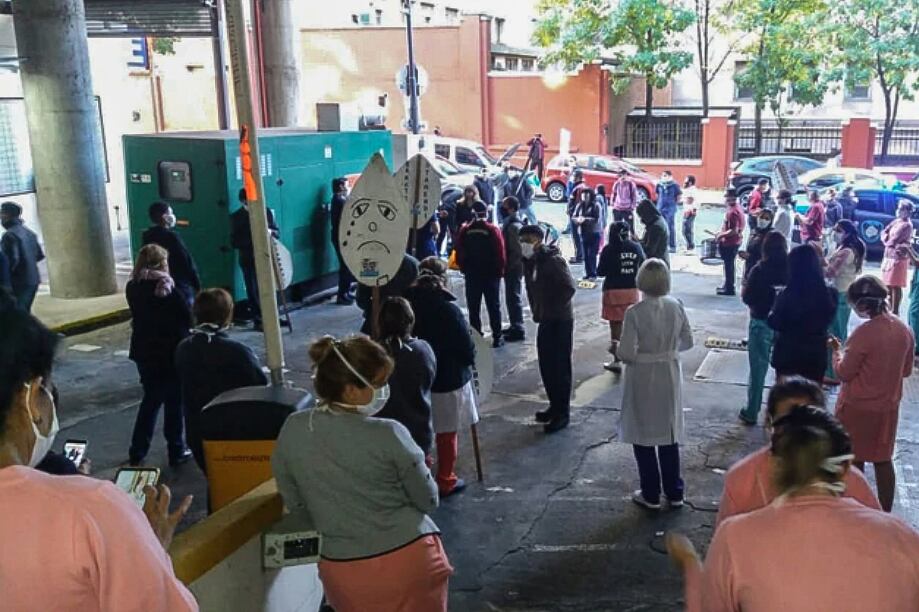 Protesta del personal de la salud por la baja de sueldos, respetando las medidas de prevención de contagios.