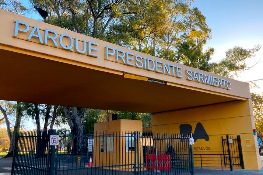La entrada del Parque Sarmiento.