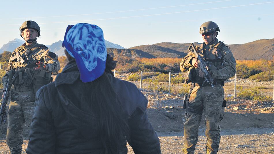 Durante el allanamiento a la Pu Lof, Gonzalo Cané acompañó a Otranto en el momento en que se realizaban algunas medidas de prueba.