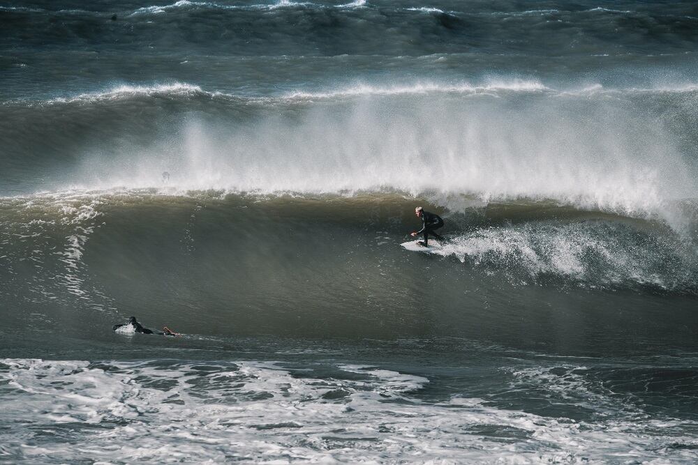 Radziunas metiendo un tubo en un día épico en Mar del Plata, su casa.