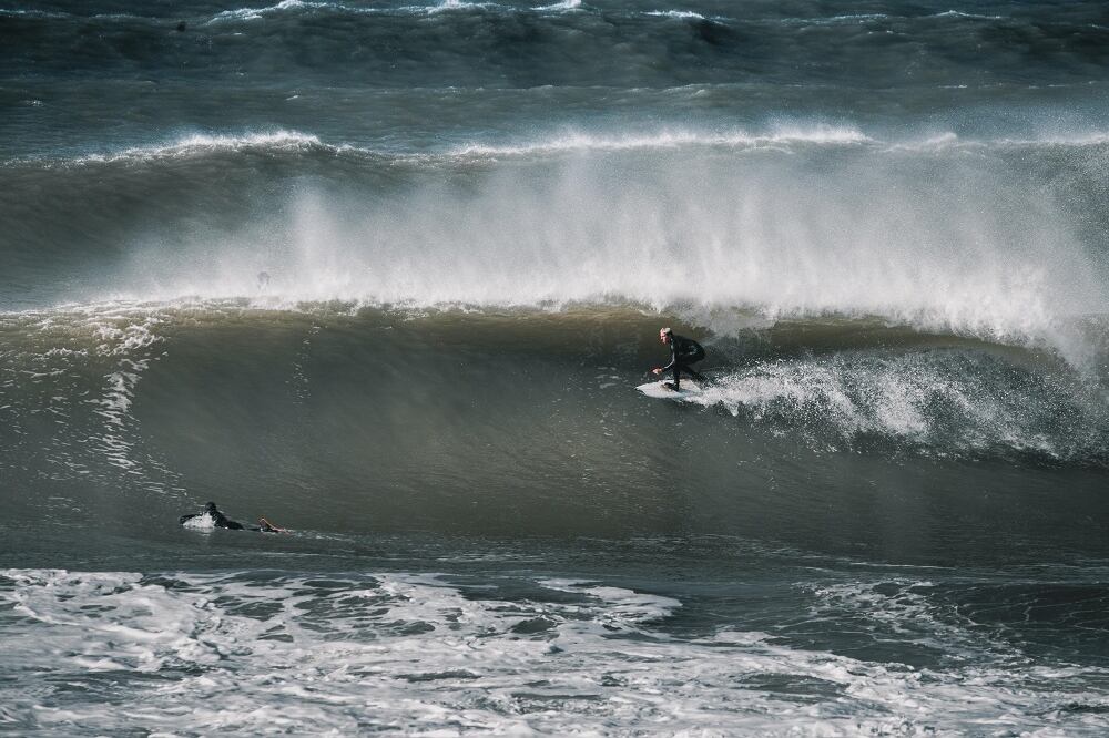 Radziunas metiendo un tubo en un día épico en Mar del Plata, su casa.