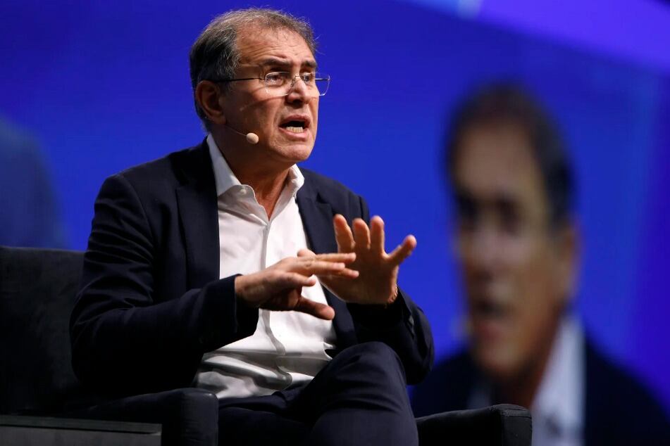 Nouriel Roubini, economista apodado Dr. Doom (Doctor catástrofe) por advertir sobre los peligros que amenazan a la humanidad.