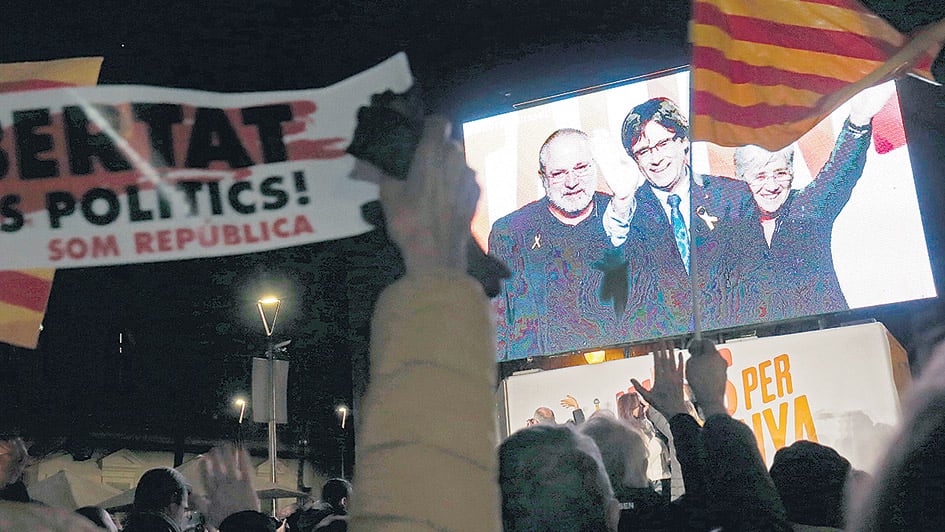 Cierre de campaña de “Junts per Catalunya” en Barcelona con Puigdemont saludando desde Bruselas.