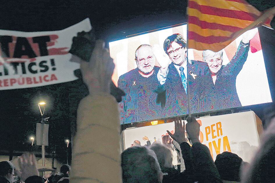 Cierre de campaña de “Junts per Catalunya” en Barcelona con Puigdemont saludando desde Bruselas.