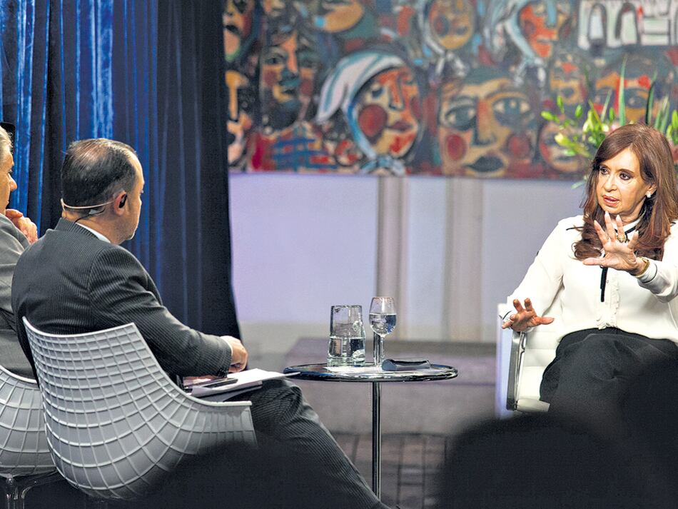La ex presidenta Cristina Kirchner habló con los periodistas de C5N en la sede del Instituto Patria.