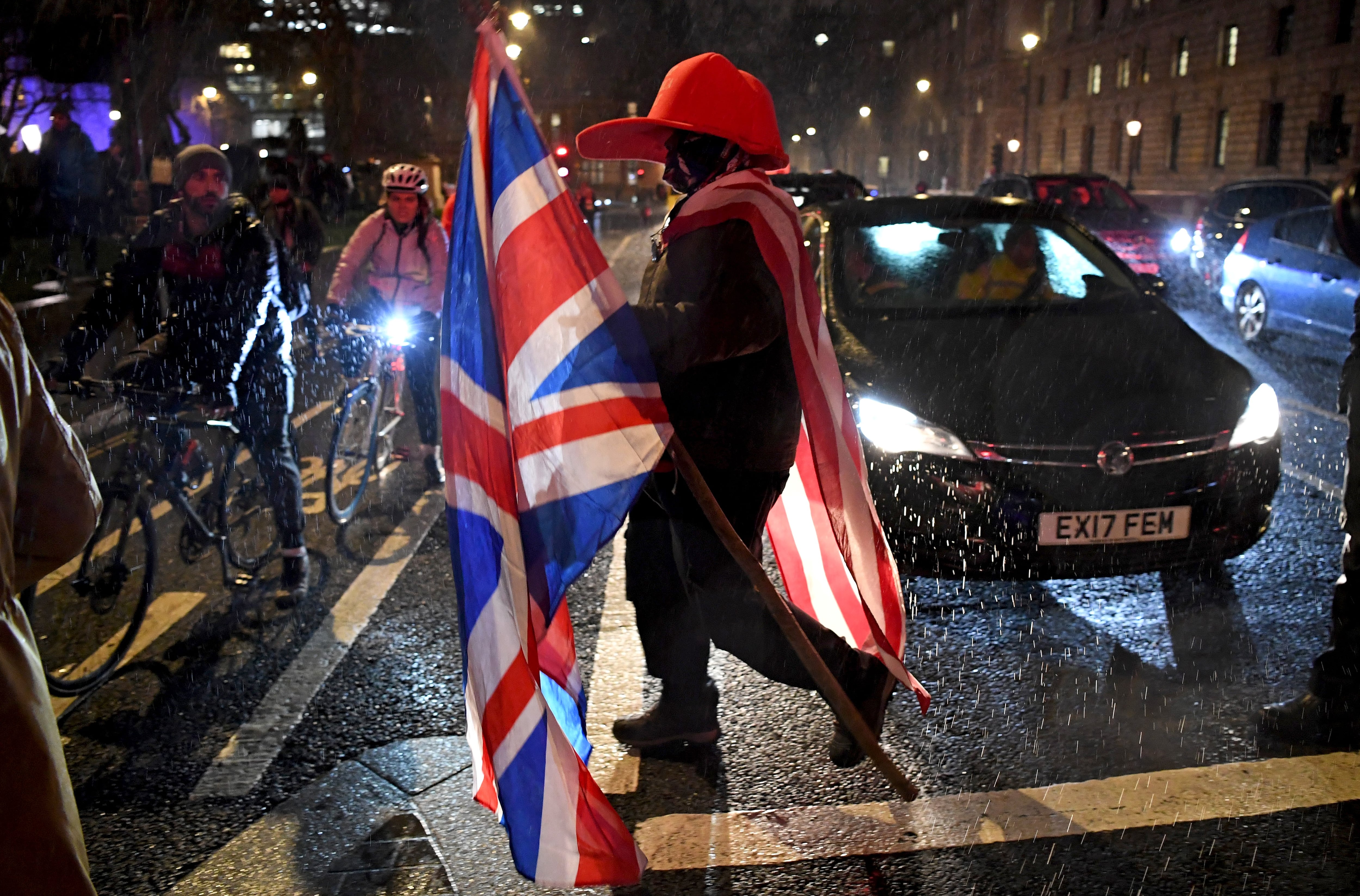 Un simpatizante del Brexit cruza una calle en el centro de Londres.