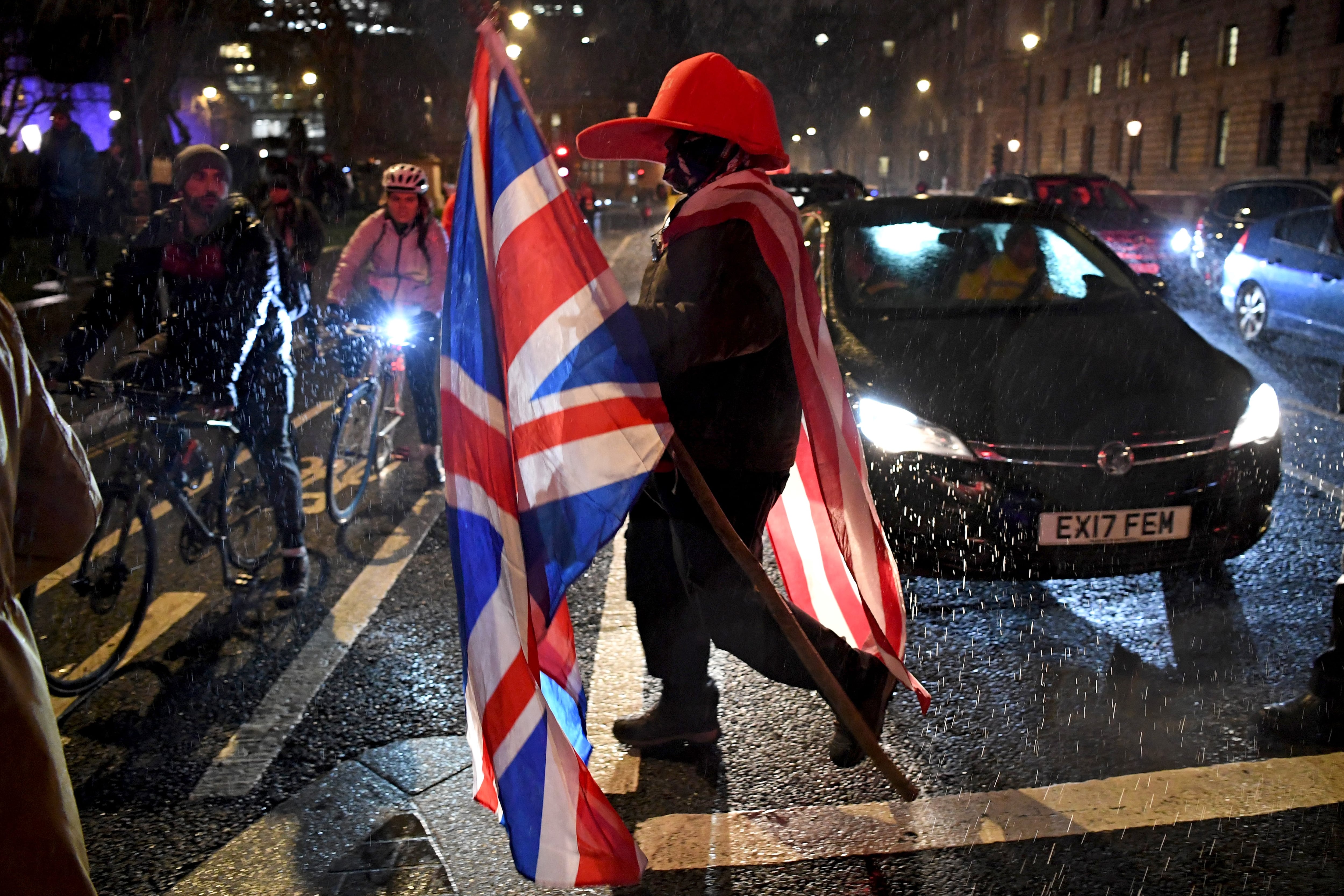 Un simpatizante del Brexit cruza una calle en el centro de Londres.