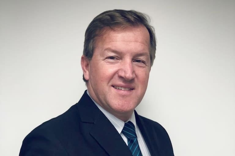 Serenellini conducía en TV por cable y radio antes de pasar a la función pública. 