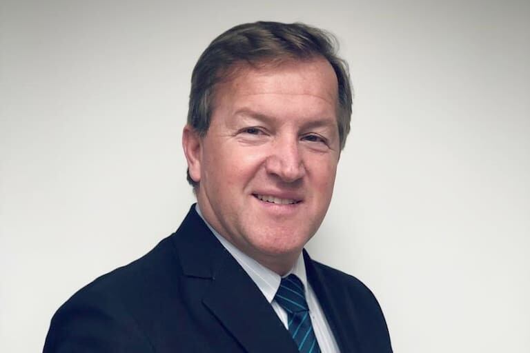 Serenellini conducía en TV por cable y radio antes de pasar a la función pública.