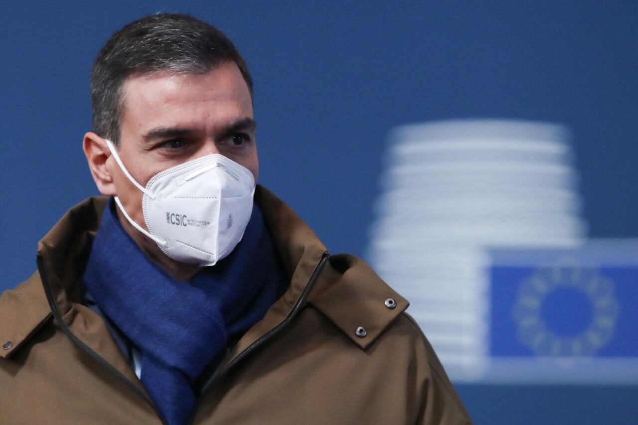 Tras estar con Macron, quien tiene coronavirus, el presidente de España, Pedro Sánchez, se aisló hasta el 24 de diciembre.