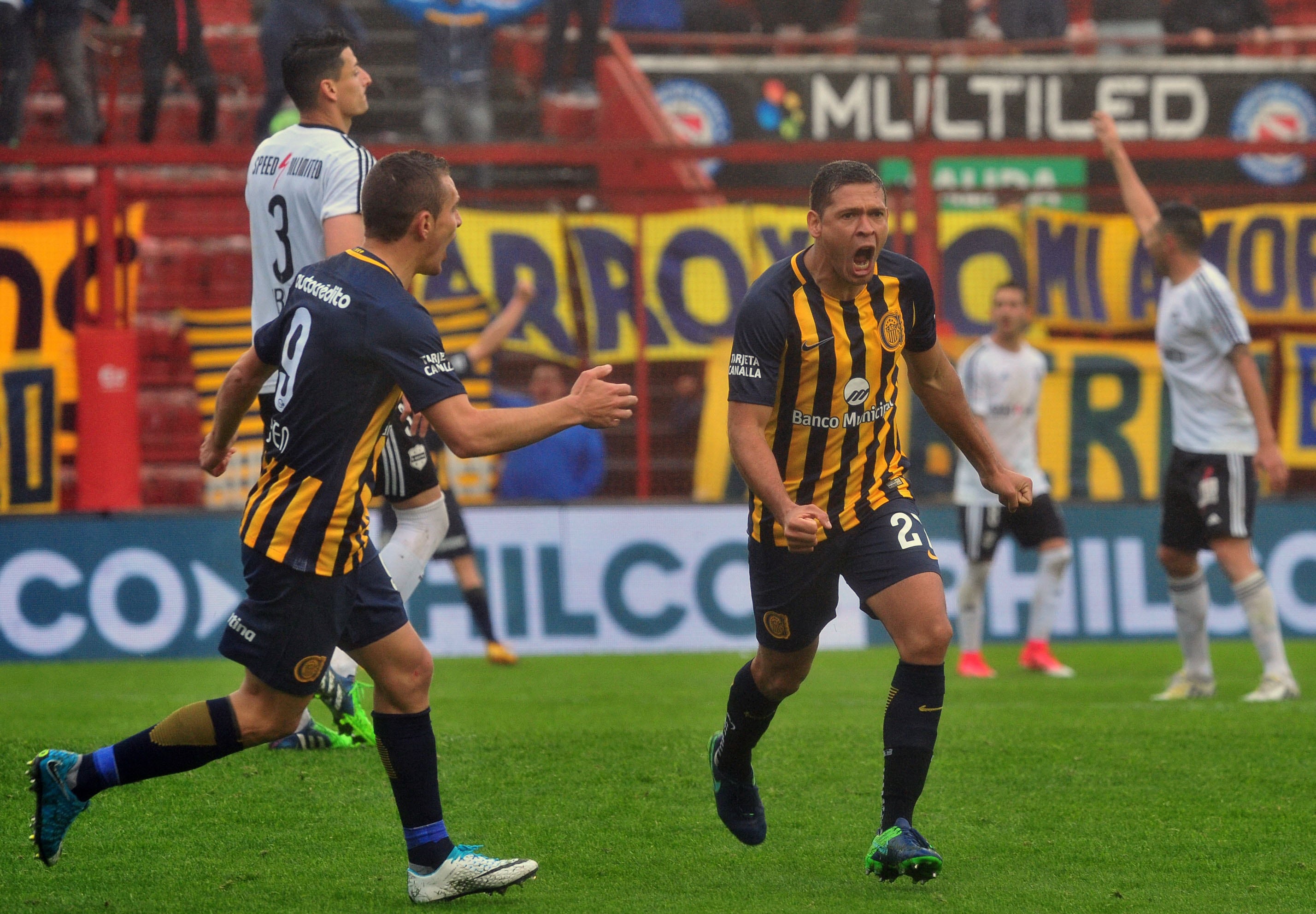 Leguizamón festeja el gol de la victoria, después de mucho trabajo.