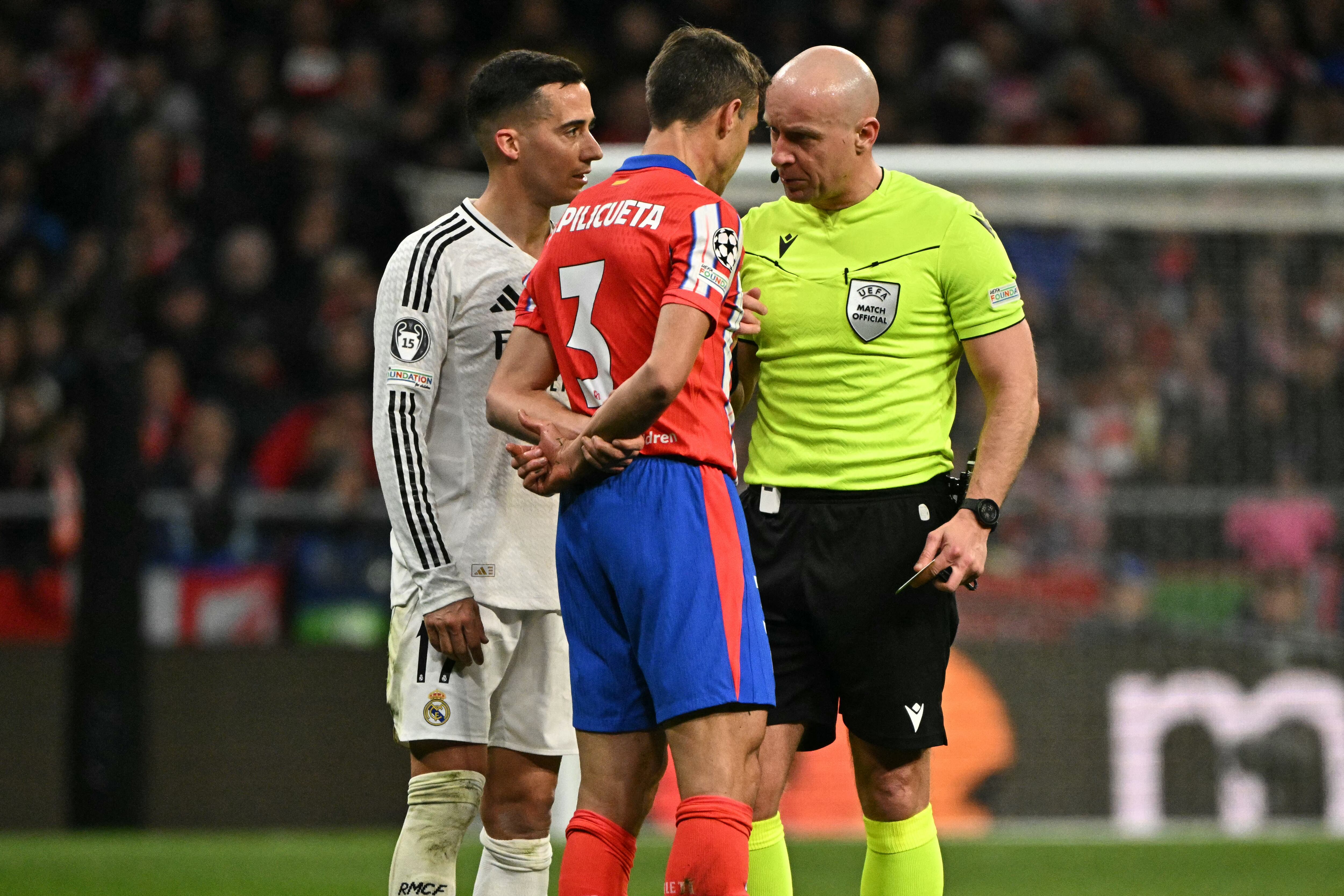 Marciniak, cara a cara con Azpilicueta.