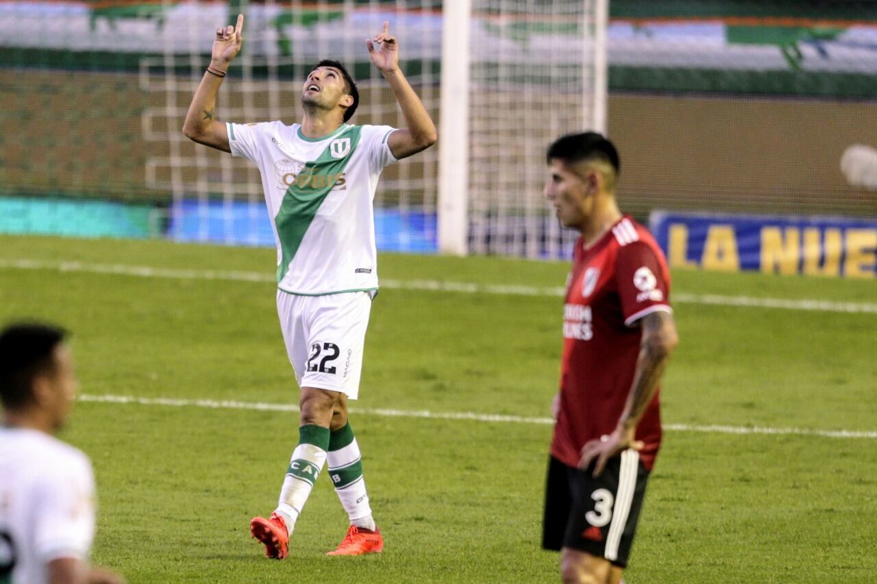 Alvarez acaba de convertir el gol de Banfield y Angileri lo sufre