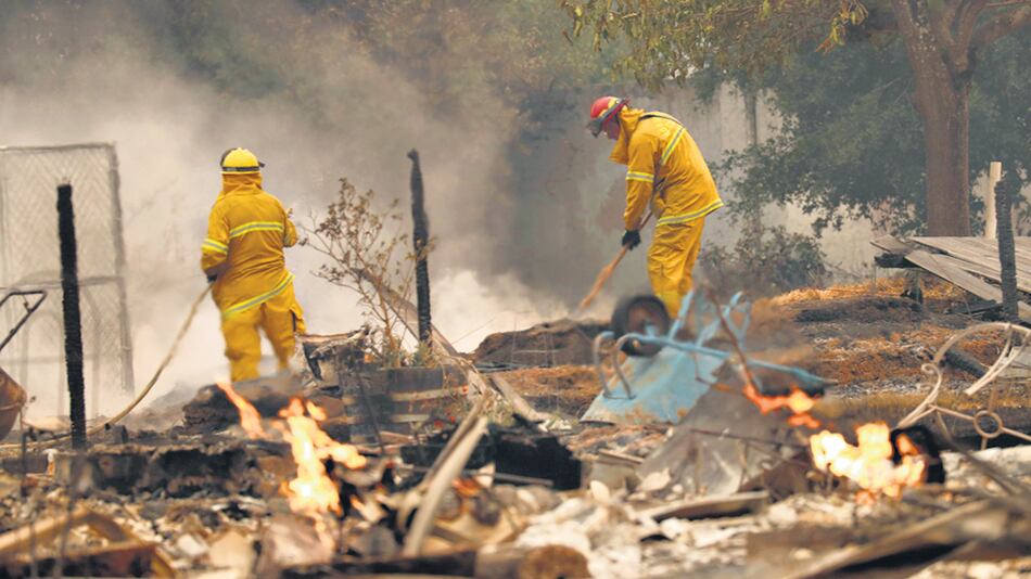 Más de mil bomberos trabajan para combatir los 17 focos activos en ocho condados.