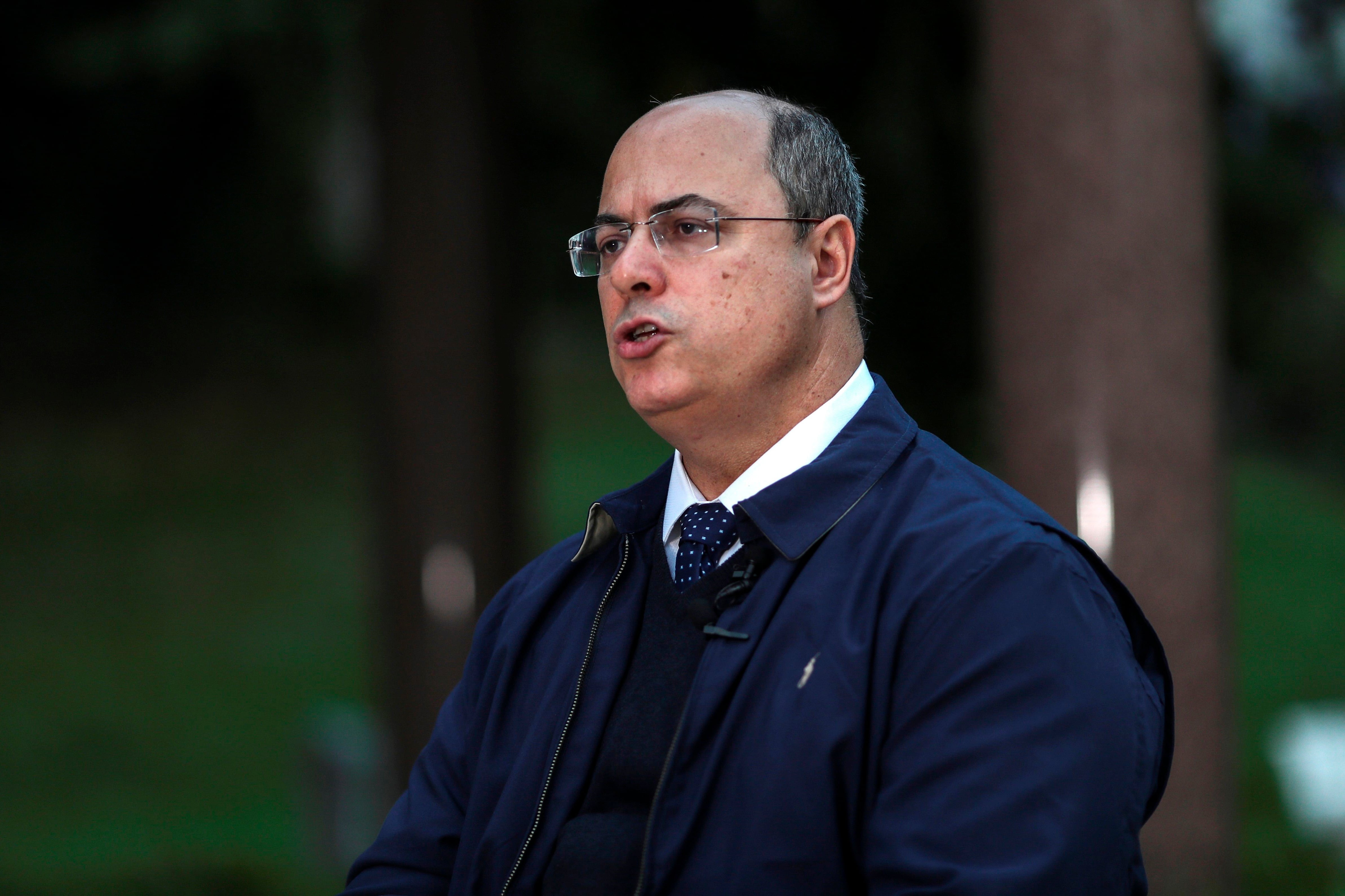  El gobernador detalló que tiene "fiebre, dolor de garganta y pérdida de olfato."  