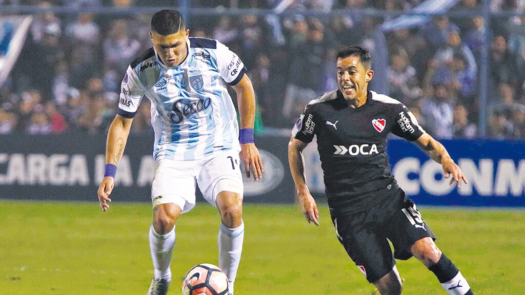 El encuentro fue muy luchado entre los dos equipos en la zona del mediocampo.