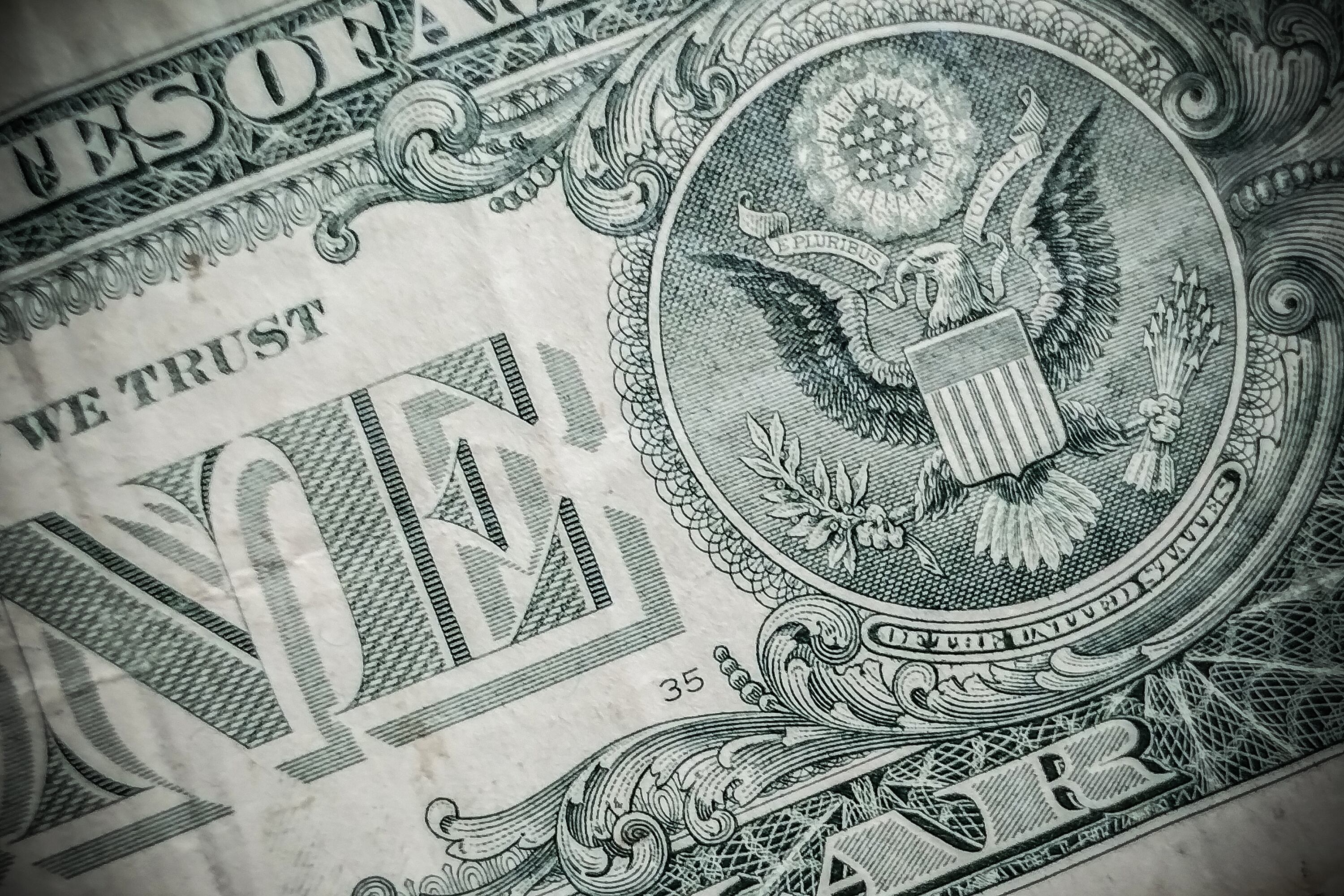 El dólar blue marcó una suba de 5 pesos y finalizó en 1360 pesos. 