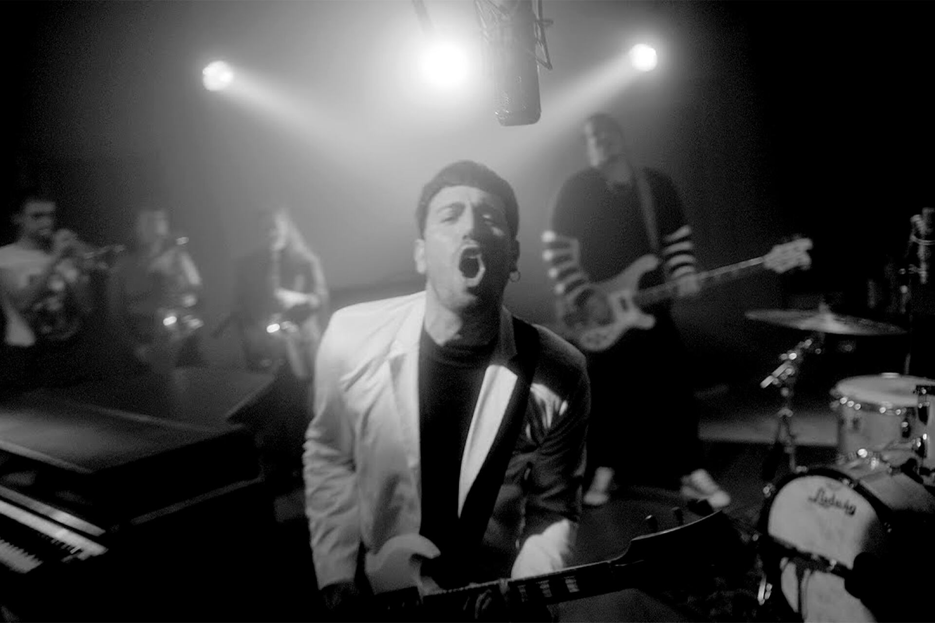 "Toque de queda en la calle, todos para adentro; el enemigo ya no se esconde, anda suelto", canta Mateo Sujatovich.