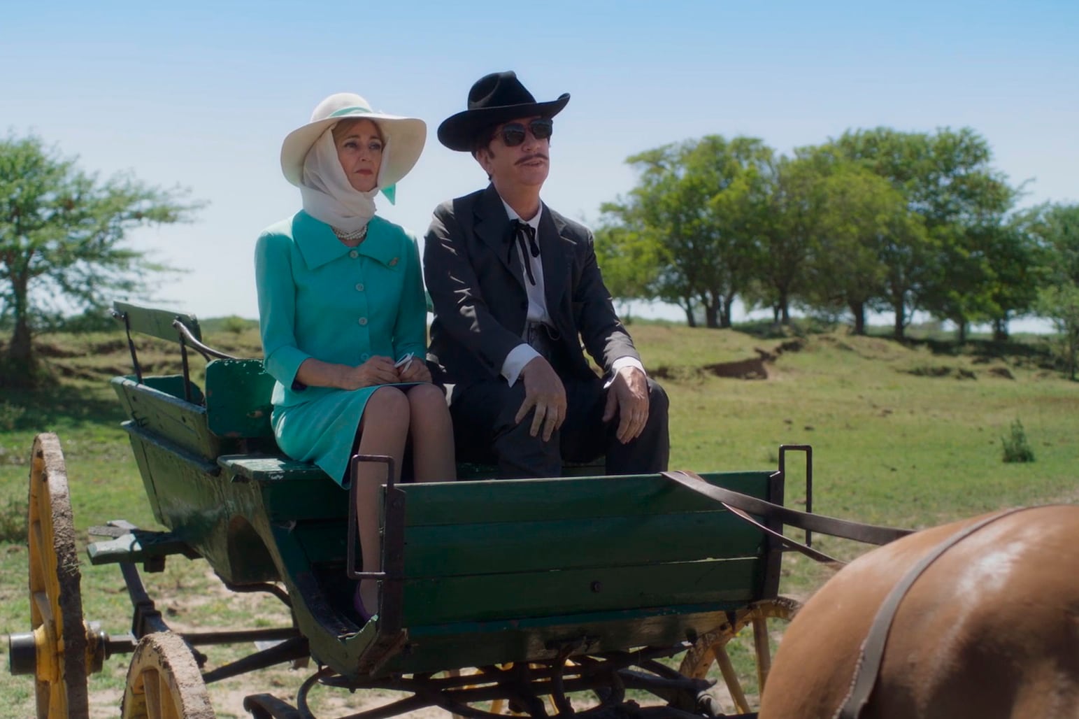 Las corredoras transcurre en el pasado, más precisamente fines de la década de 1950.