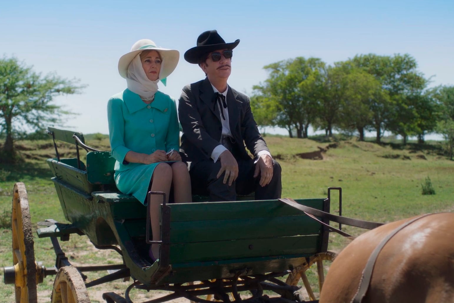 Las corredoras transcurre en el pasado, más precisamente fines de la década de 1950.