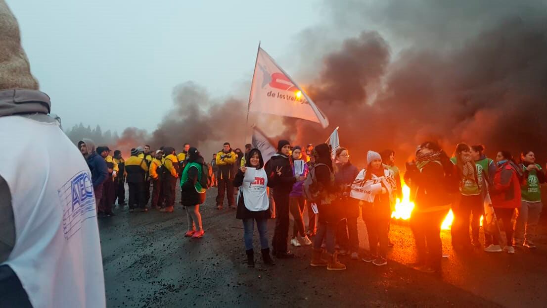Los gremios de docentes y estatales mantienen sus protestas en Chubut.