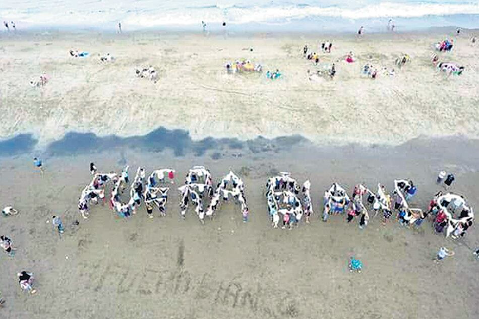 Los vecinos y turistas se organizan para repudiar al represor Norberto Bianco.