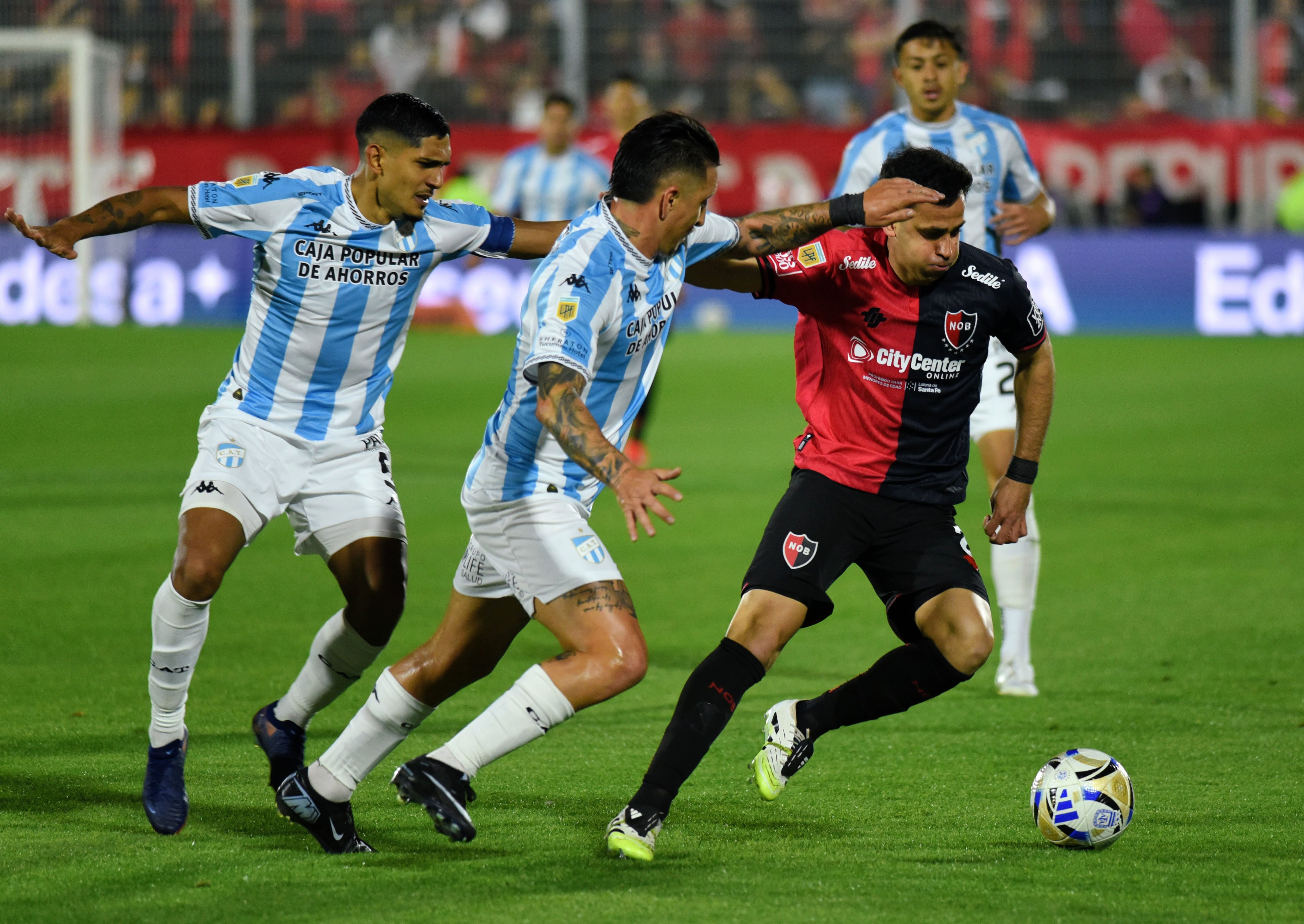 Gonzalo Maroni rodeado de jugadores tucumanos