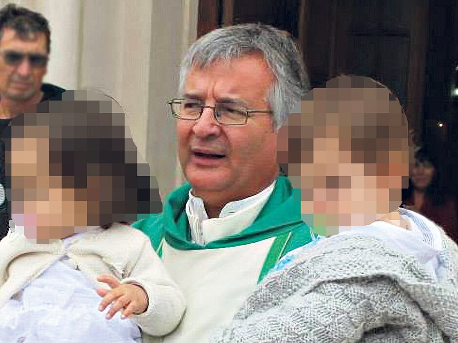 Martínez, en su foto de perfil de Facebook, con dos niños en brazos.