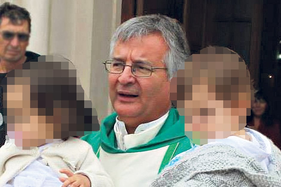 Martínez, en su foto de perfil de Facebook, con dos niños en brazos.