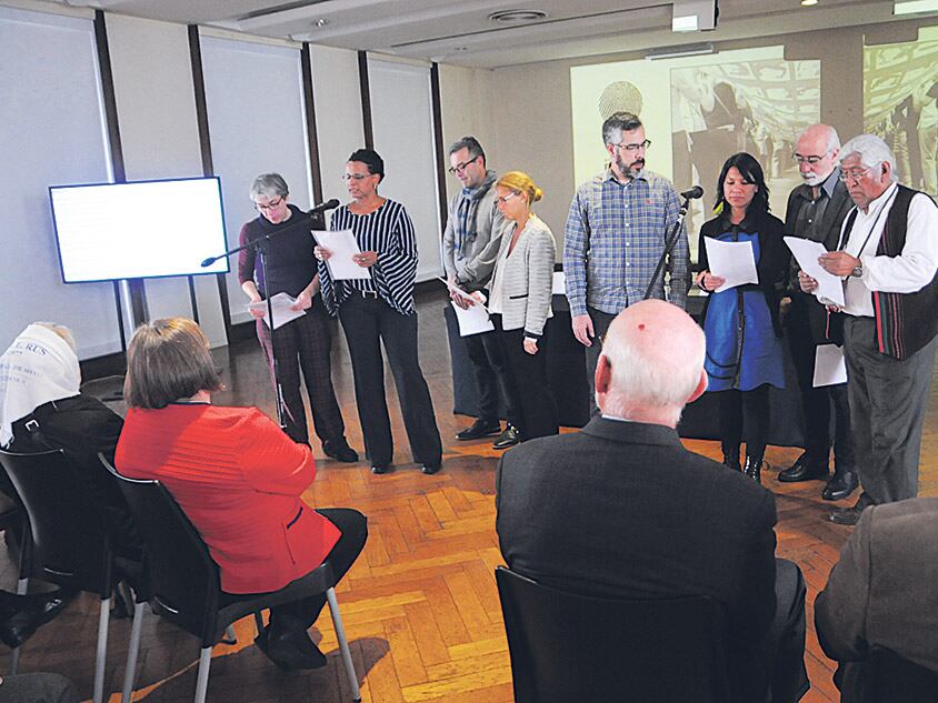 Docentes del CUI leyeron ayer el texto de presentación del museo en cada uno de los idiomas.