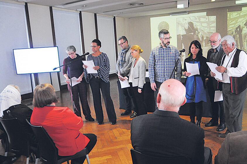 Docentes del CUI leyeron ayer el texto de presentación del museo en cada uno de los idiomas.