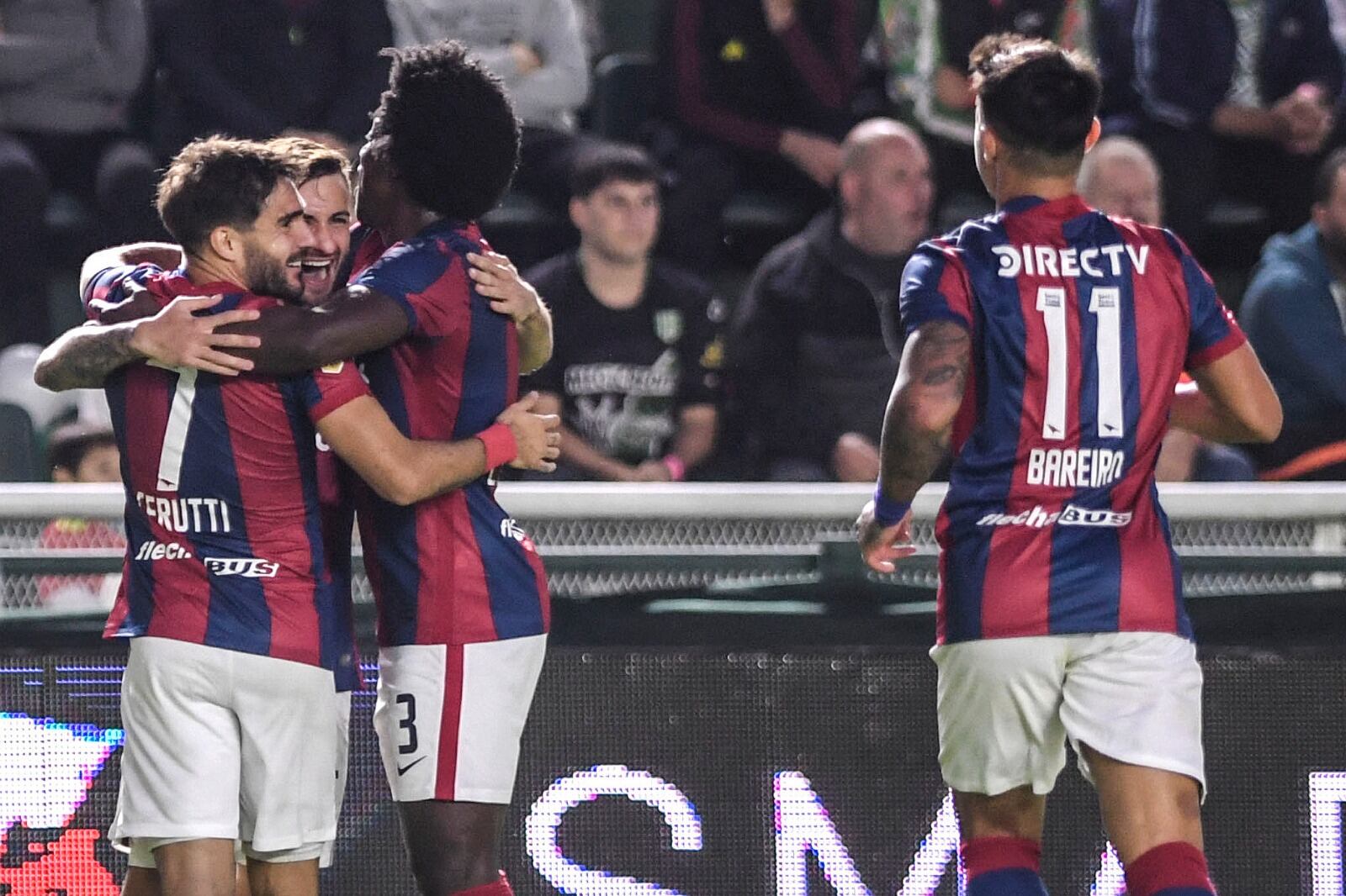 Abrazado por sus compañeros, Elías ya marcó el primero del Ciclón