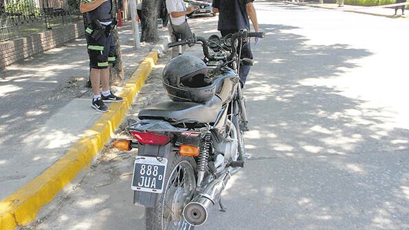 La moto en la que escapaba el hombre que terminó baleado.