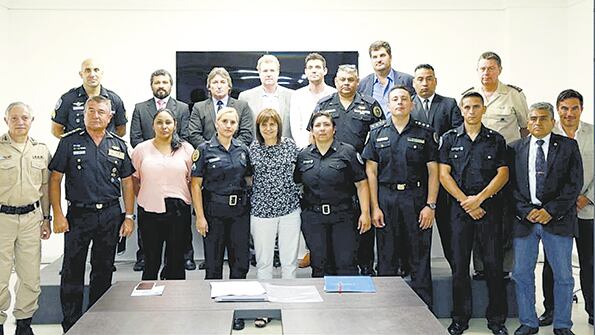 Los once “inocentes”, algunos de los cuales aún siguen con absolución apelada, junto a la ministra.