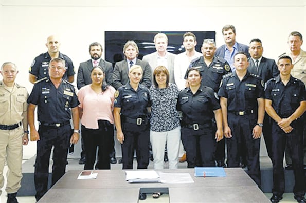 Los once “inocentes”, algunos de los cuales aún siguen con absolución apelada, junto a la ministra.