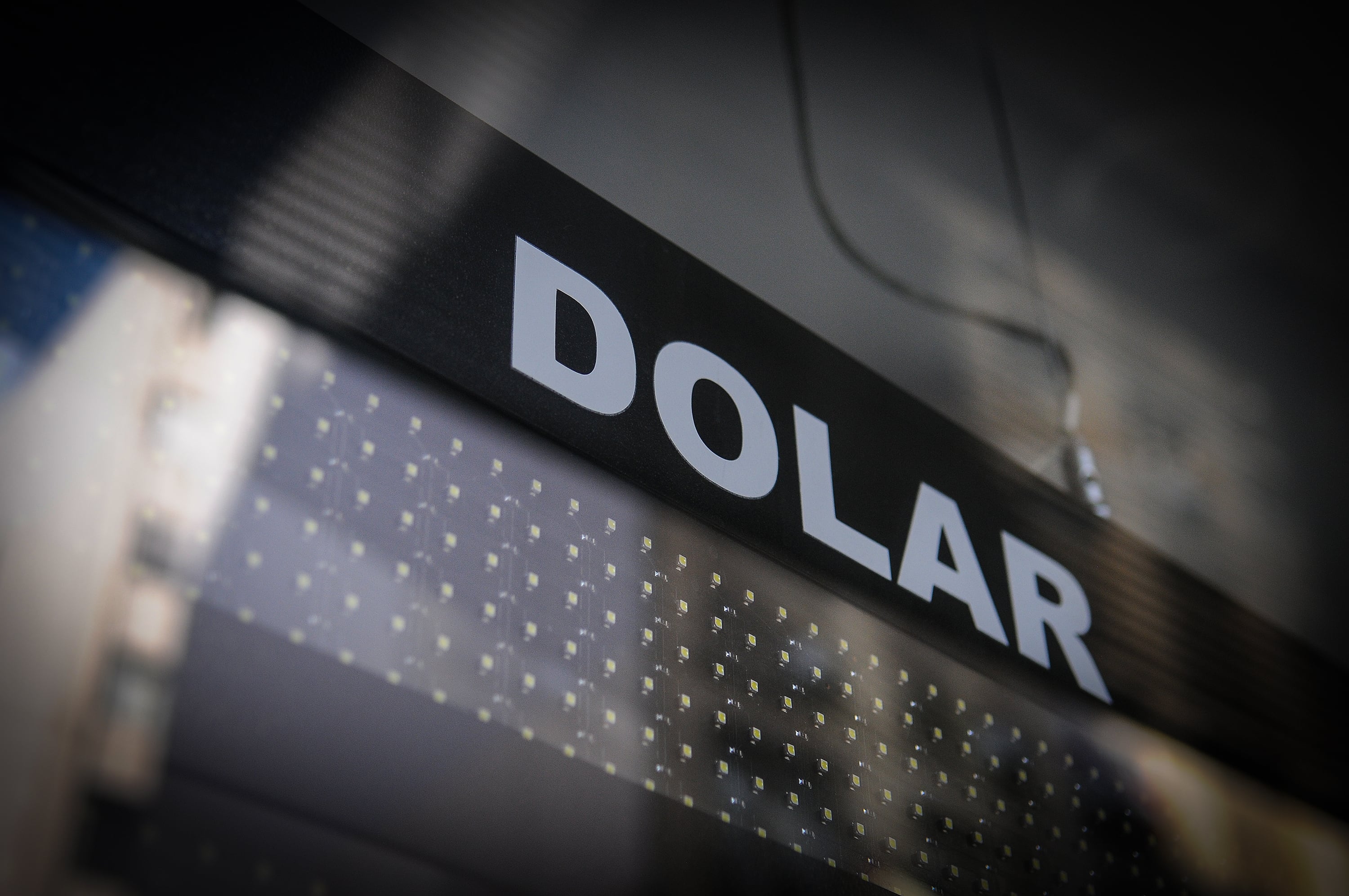 Esfuerzos del gobierno por mantener el dólar por debajo de los 1300 pesos