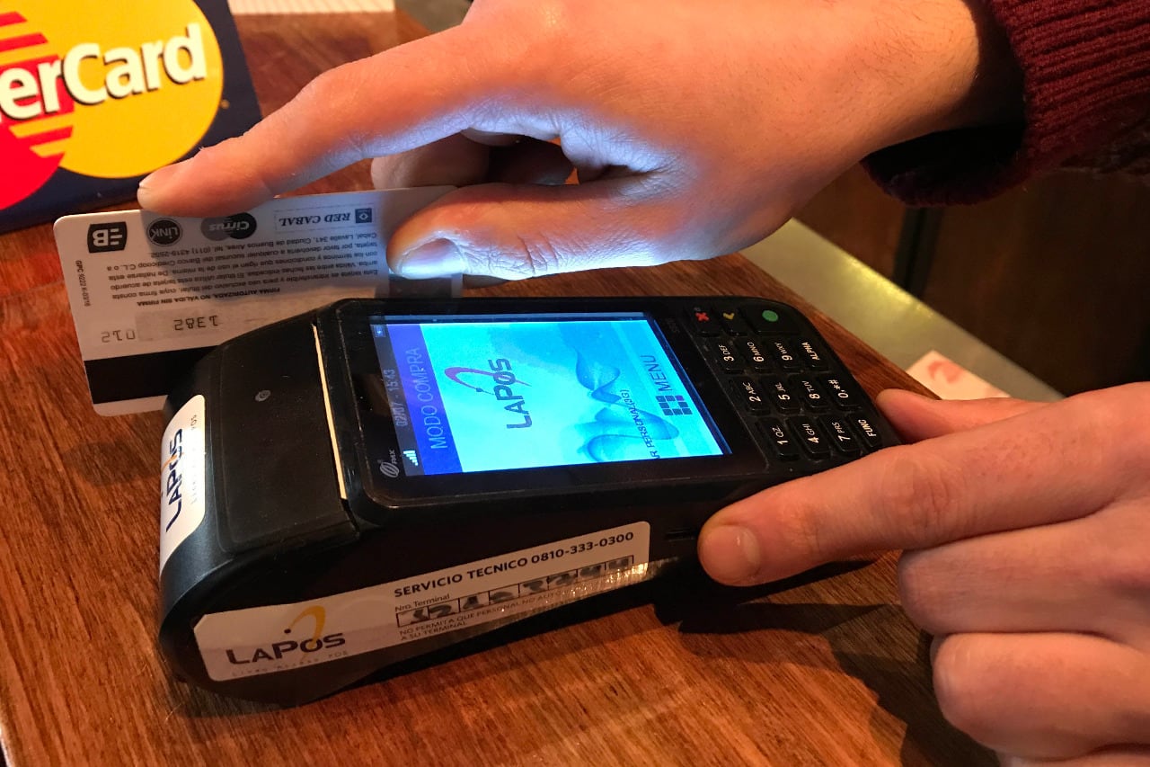 Al menos hasta mitad de año seguirá el reintegro por compras con tarjeta de débito.