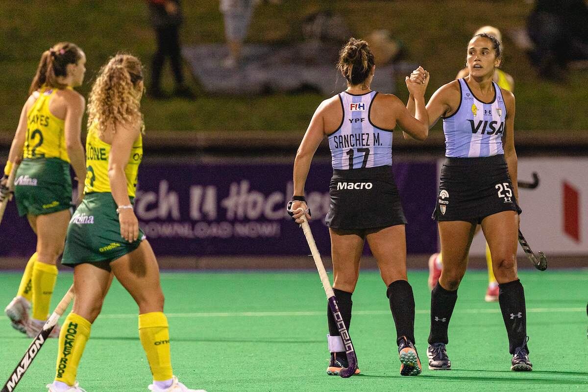 Festejo de Las Leonas en Australia, ante el seleccionado local.