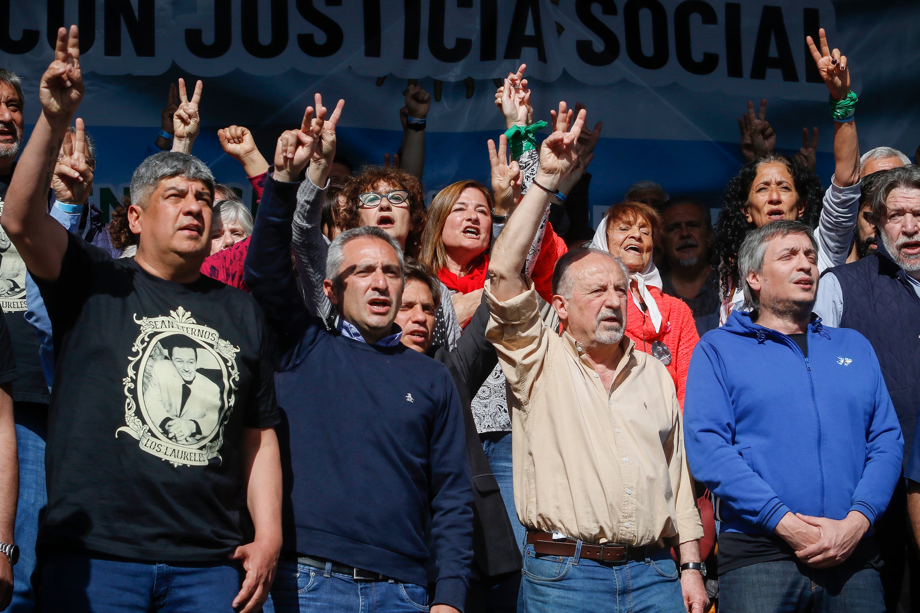 Pablo Moyano, Andrés Larroque, Taty Almeida, Hugo Yasky y Máximo Kirchner en el escenario de Plaza de Mayo.