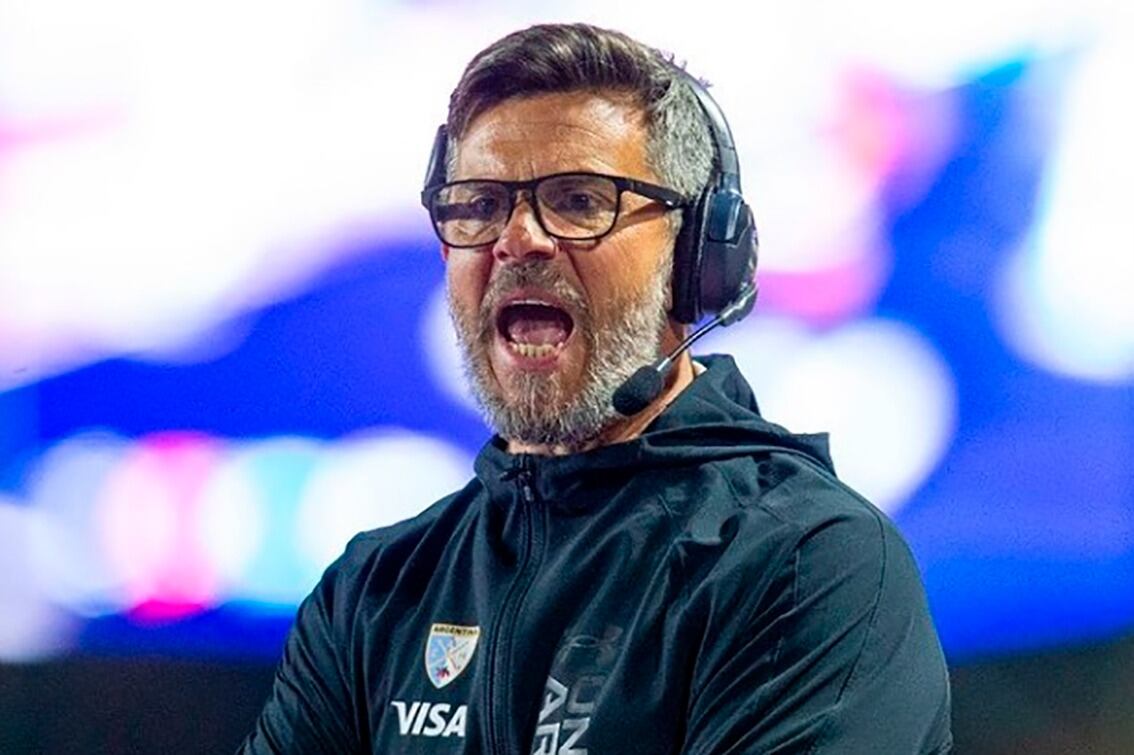 Mariano Ronconi da indicaciones durante la última Pro League de hockey