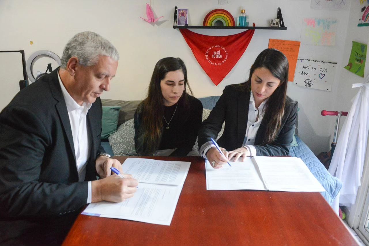 Adelante Mazzina y Horacio Pietragalla Corti junto a Delfina, mamá protectora de Arcoíris. 